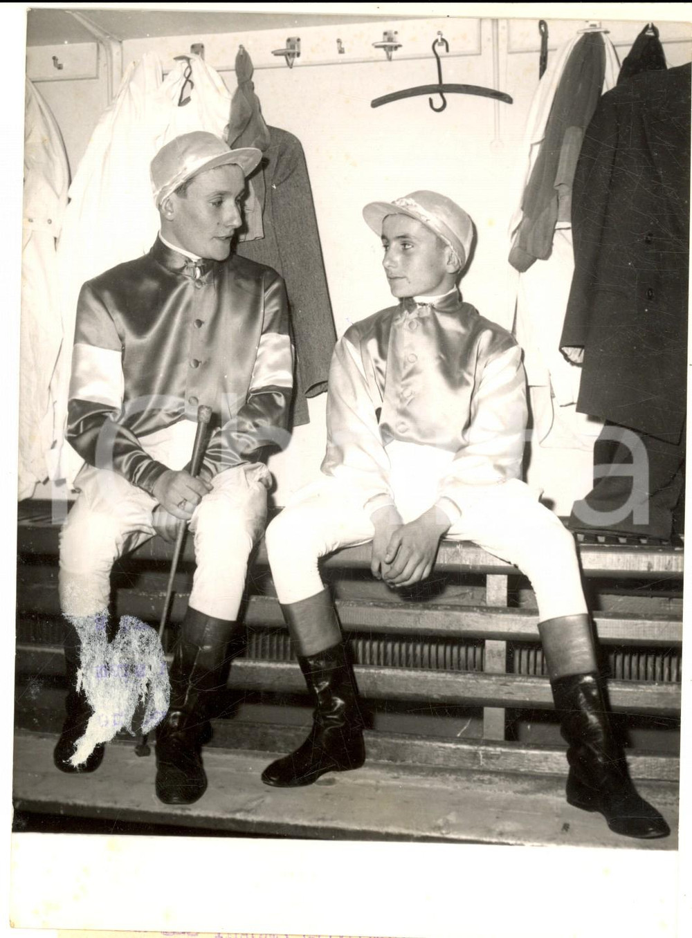 1957 PARIS Jockey Serge BLOUULANGER avec son frÃ¨re Jean-Pierre de 14 ans *Photo Fotografia d'epoca, con didascalia coeva. CONDIZIONI: G FORMATO: 13x18 cm     originale e autentica 1