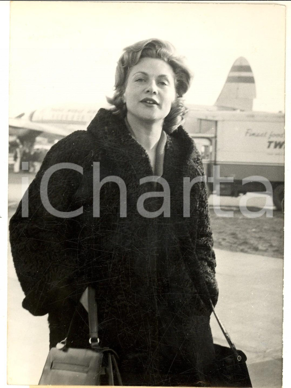 1959 PARIS ORLY Attrice Nicole MAUREY al rientro da Hollywood - Foto 13x18 Fotografia d'epoca con didascalia coeva.  CONDIZIONI: G (ma lieve ondulatura al margine inferiore)FORMATO:  13x18 cm    originale e autentica 1
