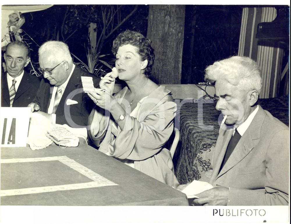1953 PREMIO VIAREGGIO - Francesco FLORA Elsa DE GIORGIO Massimo BONTEMPELLI Foto Fotografia d'epoca, con didascalia coeva al verso. CONDIZIONI: G (ma leve sovraimpressione)FORMATO: 24x18 cm    originale e autentica 1