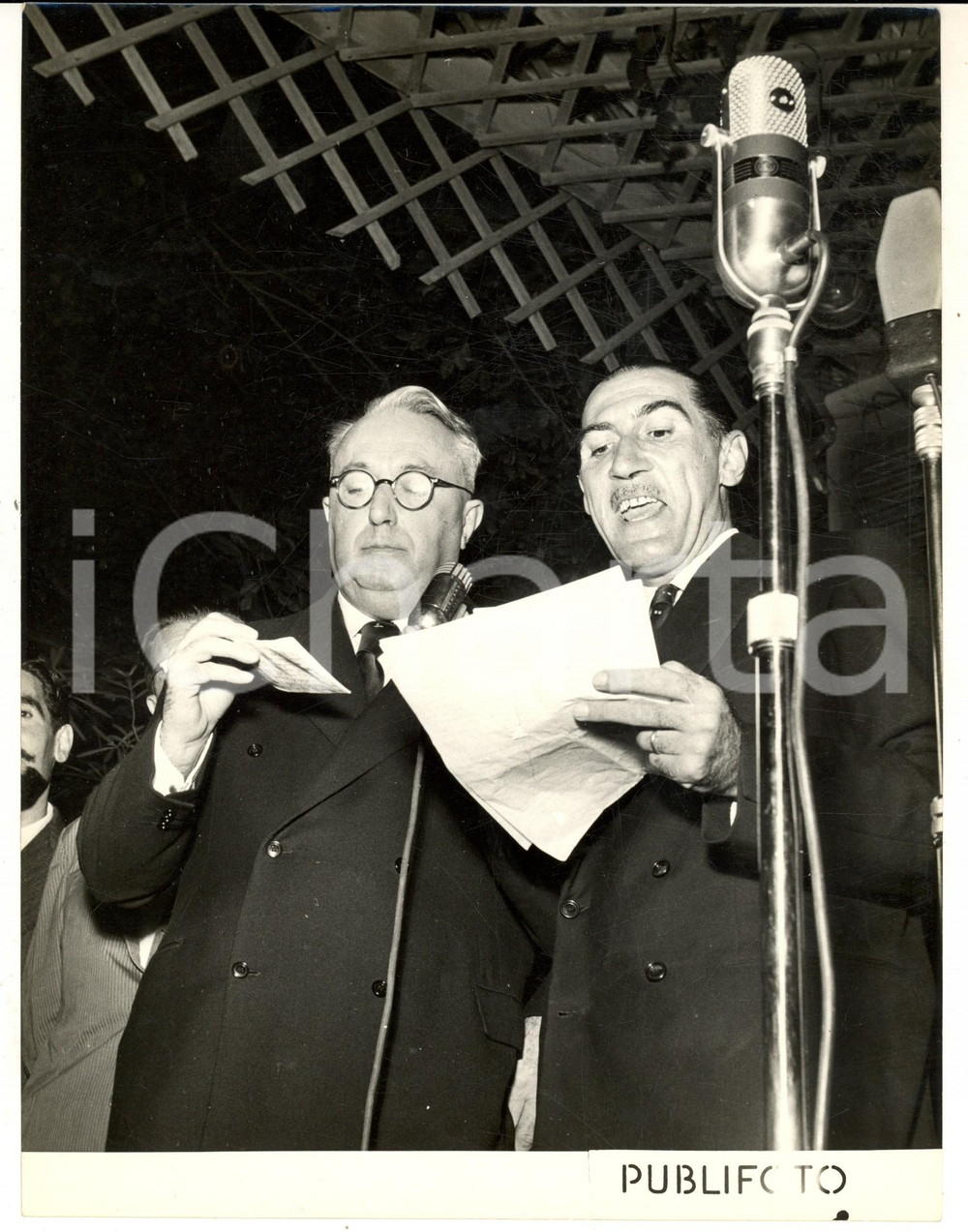 1953 PREMIO VIAREGGIO Amerigo GOMEZ presenta il vincitore Carlo Emilio GADDA Fotografia d'epoca, con didascalia coeva al verso. CONDIZIONI: G (ma lieve sovraimpressione e puntinature)FORMATO: 18x24 cm     originale e autentica 1