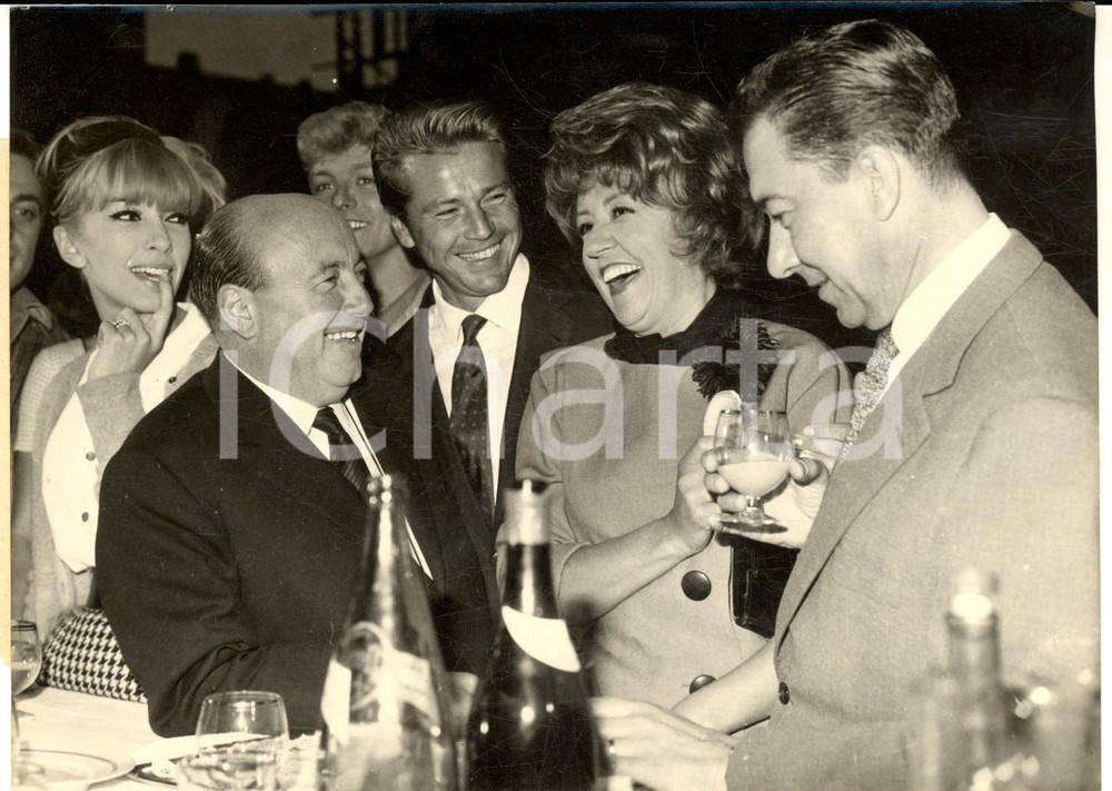 1962 EPINAY Marcel CARNE' fÃªte son film "Du mouron pour les petits oiseaux" Fotografia d'epoca, con il regista e gli attori Dany Saval, Dany Logan, Suzy Delair e Paul Meurisse.DIMENSIONI: 18x13 cm  CONDIZIONI: G (minima piegatura marginale)     originale e autentica 1