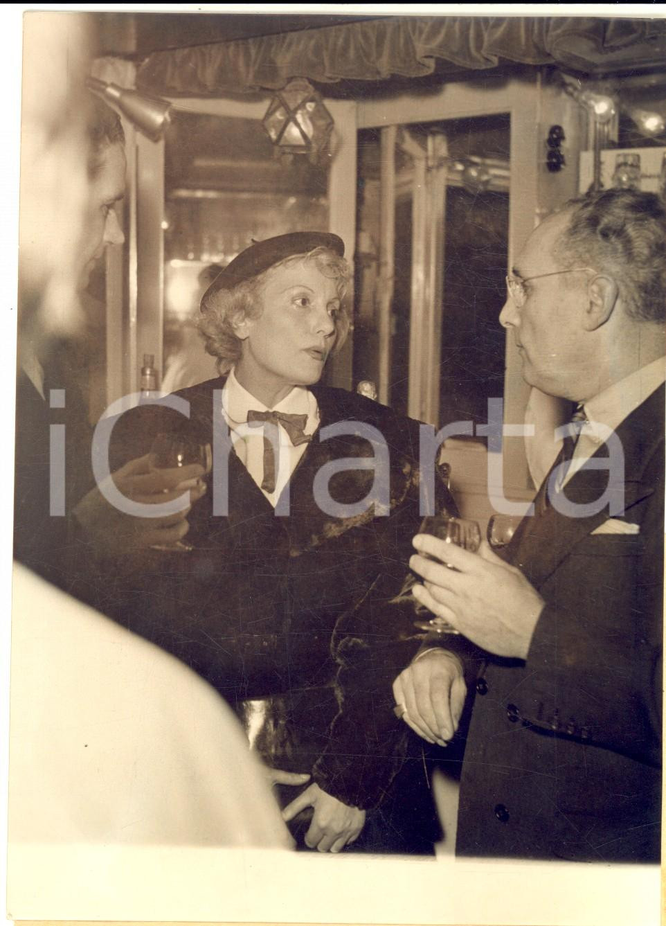 1952 PARIS ThÃ©Ã¢tre Daunou - Isa MIRANDA pendant un cocktail *Photo 12x17 cm Fotografia d'epoca.  CONDIZIONI: G (ma lievi graffi superficiali e sovraimpressione)      originale e autentica 1