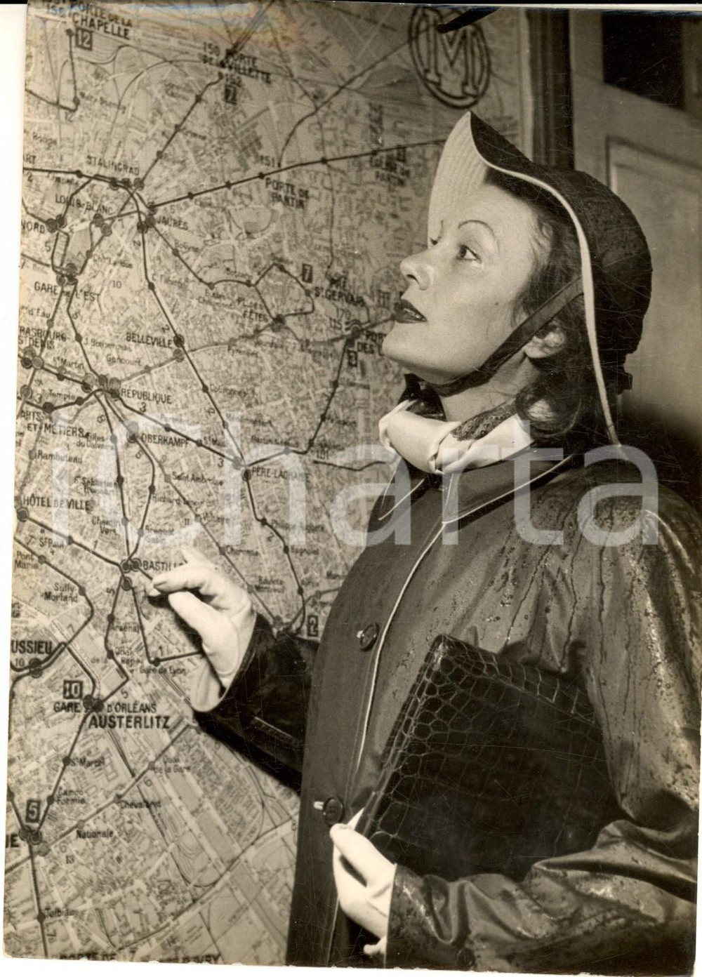 1949 PARIS Actrice Isa MIRANDA visite la ville sous l'averse *Photo 13x18 cm Fotografia d'epoca.  CONDIZIONI: G (ma lieve piegatura marginale)     originale e autentica 1