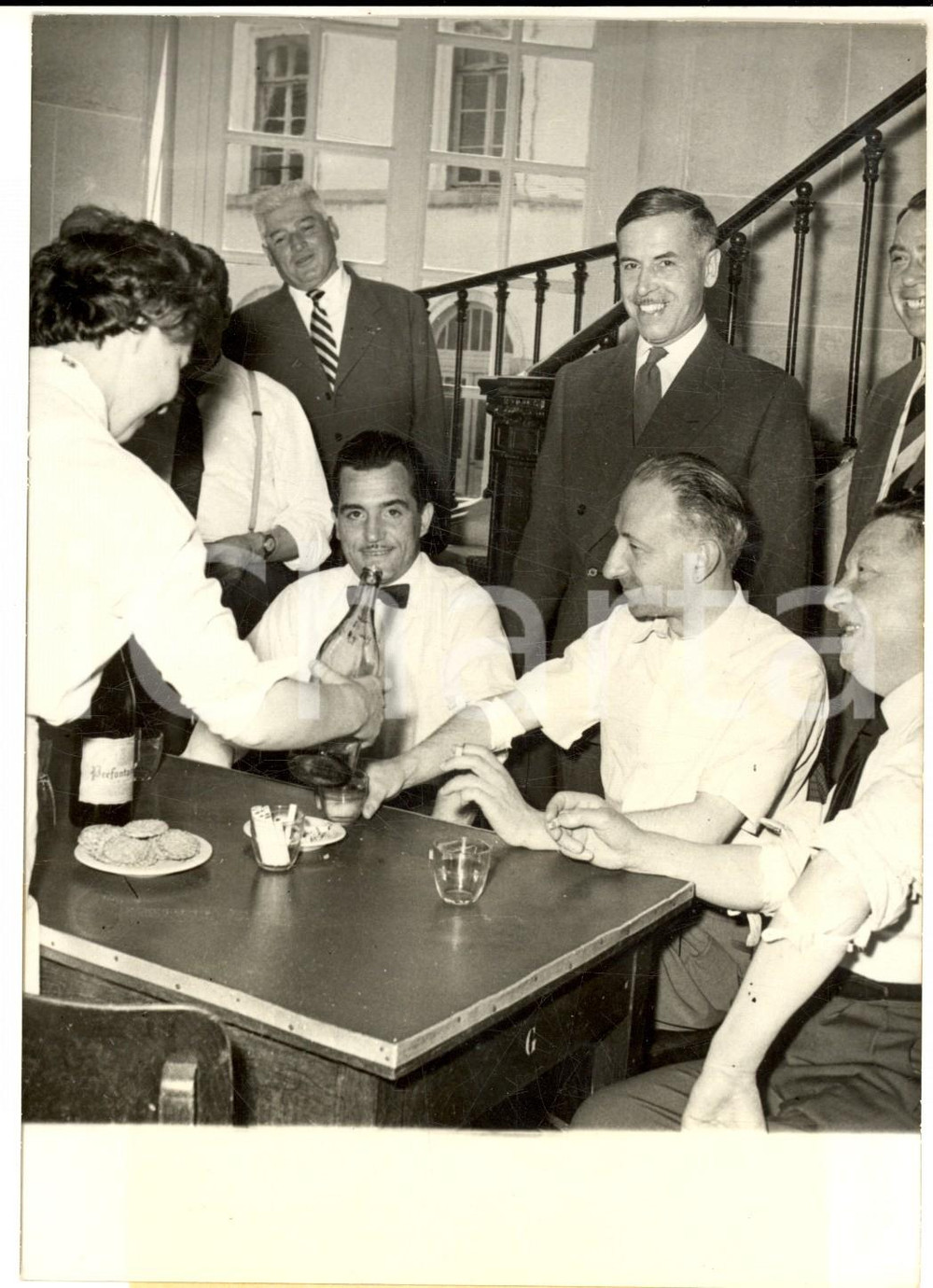 1960 PARIS MinistÃ¨re des Anciens Combattants - Campagne "Du sang pour la paix" Fotografia d'epoca con didascalia coeva.  CONDIZIONI: POOR (piegatura centrale) FORMATO:  12x17 cm     originale e autentica 1