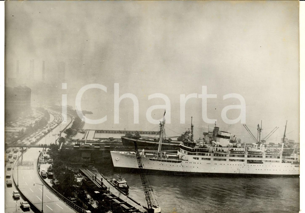 1960 NEW YORK Arrivo della nave BALTIKA con Nikita KRUSCEV a bordo - Foto 18x13 Fotografia d'epoca con didascalia coeva.  CONDIZIONI: G     originale e autentica 1