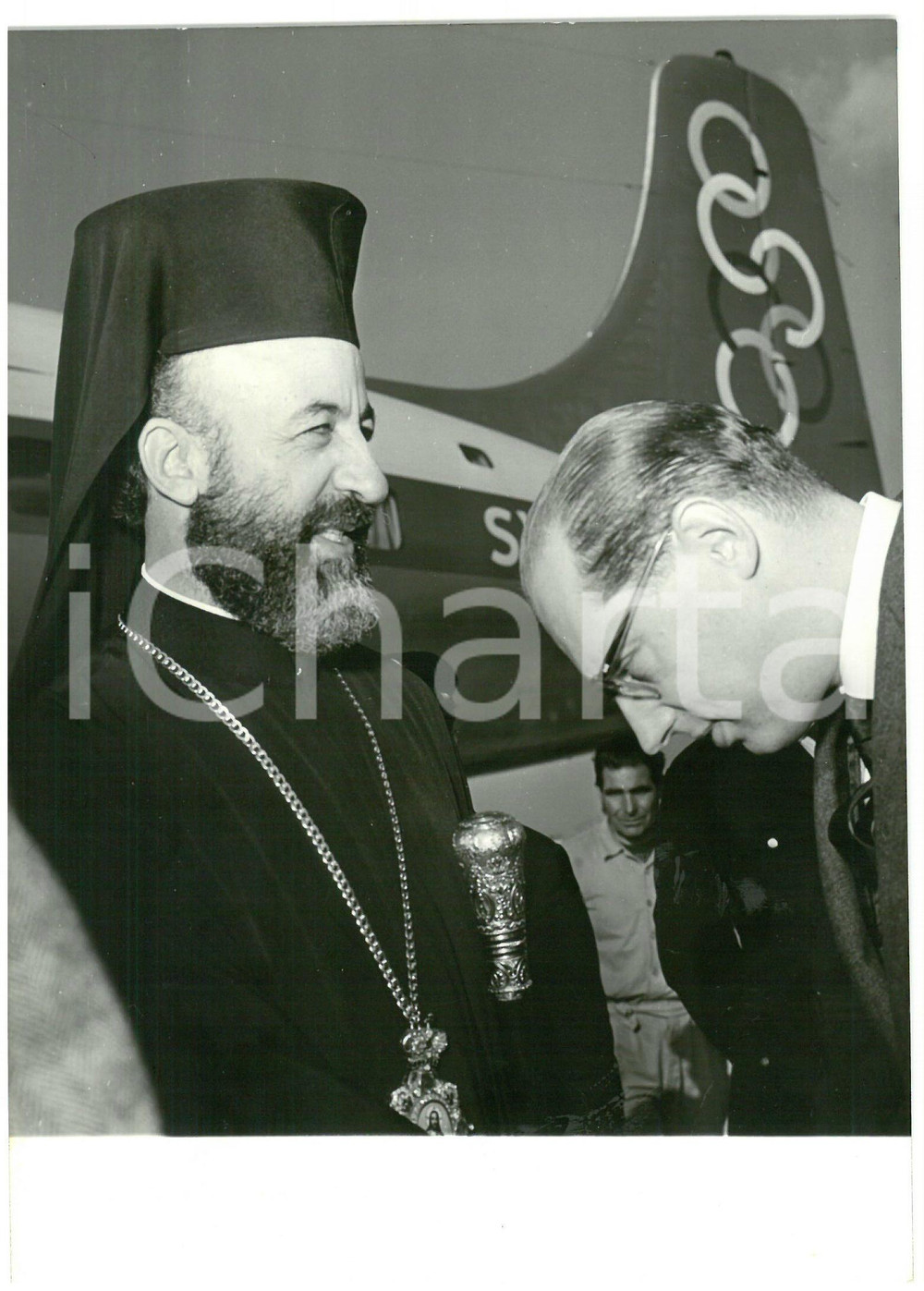 1958 ROMA Arcivescovo MAKARIOS III durante sosta a Ciampino *Foto 13x18 cm Fotografia d'epoca con didascalia coeva al verso.  CONDIZIONI: G (ma minime piegature) FORMATO: 13x18 cm    originale e autentica 1