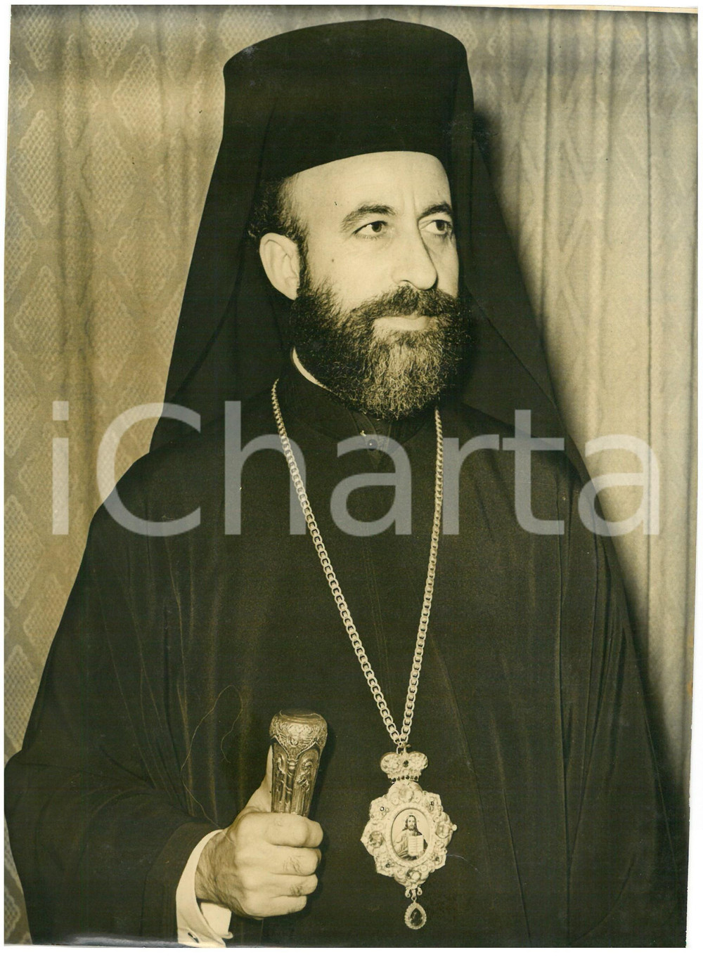 1959 LONDON AIRPORT Archbishop MAKARIOS III on the way to USA *Photo 15x20 cm Fotografia d'epoca con didascalia coeva al verso.  CONDIZIONI: POOR (alone diffuso; piccole piegature) CONDIZIONI: 15x20 cm    originale e autentica 1