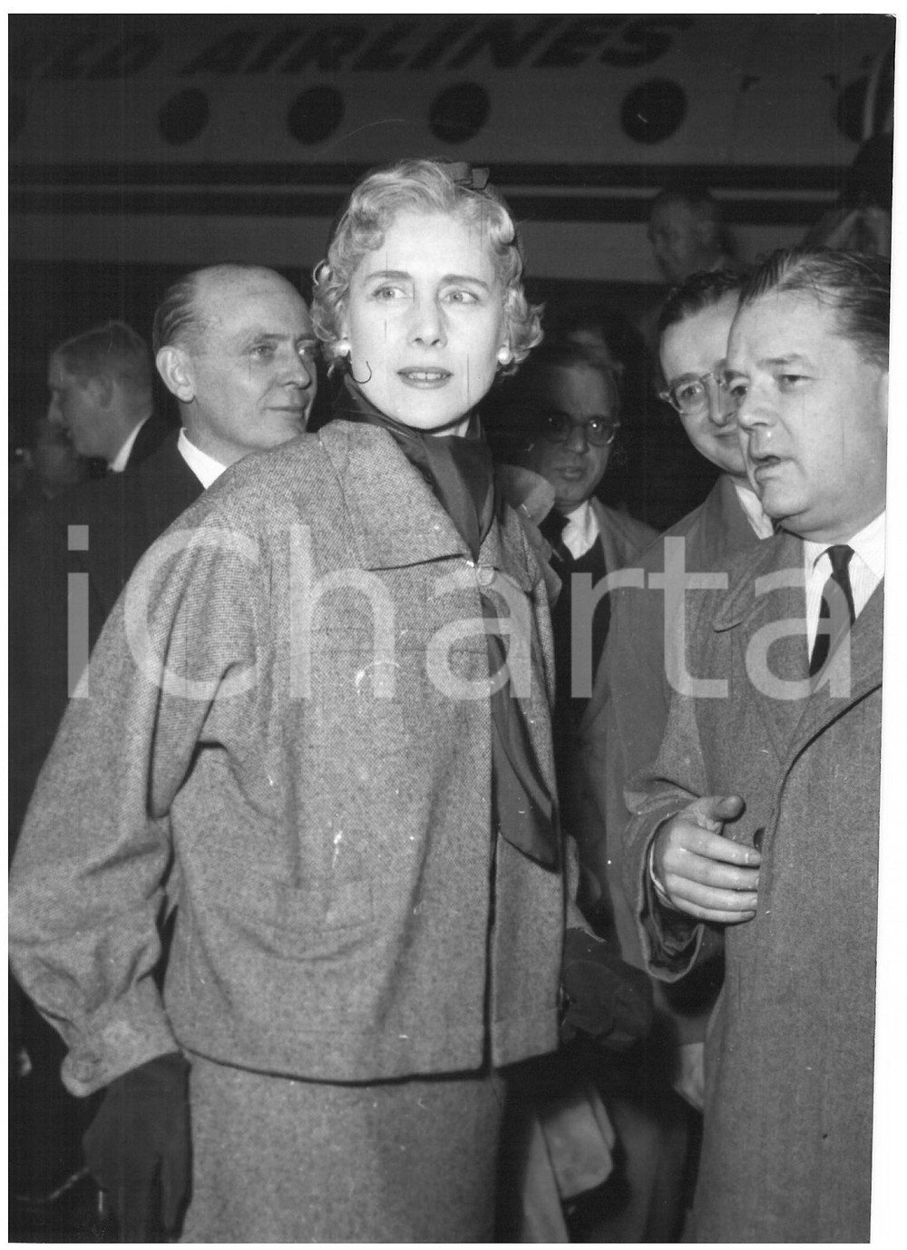 1955 ROMA Ciampino - Ritratto Clare BOOTHE LUCE Ambasciatrice USA *Foto 13x18 cm Fotografia d'epoca con didascalia coeva al verso.  CONDIZIONI: FAIR (piegatura al margine superiore) CONDIZIONI: 13x18 cm    originale e autentica 1