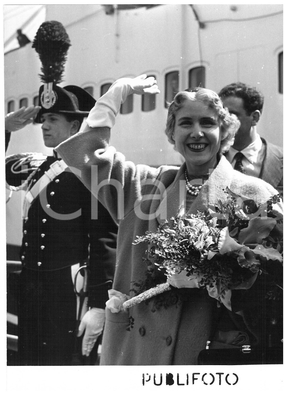 1953 NAPOLI Arrivo Clare BOOTHE LUCE ambasciatrice USA *Foto 13x18 cm Fotografia d'epoca con didascalia coeva al verso.  CONDIZIONI: FAIR (sovraimpressione al margine sinistro) CONDIZIONI: 13x18 cm    originale e autentica 1