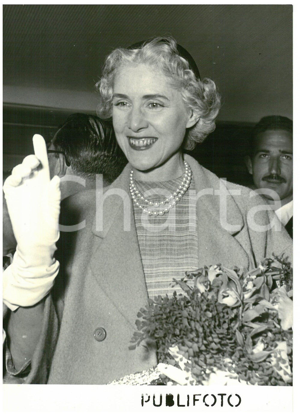 1953 NAPOLI Arrivo Clare BOOTHE LUCE ambasciatrice USA - Foto 13x18 cm Fotografia d'epoca con didascalia coeva al verso.  CONDIZIONI: FAIR (sovraimpressione al margine sinistro) CONDIZIONI: 13x18 cm    originale e autentica 1