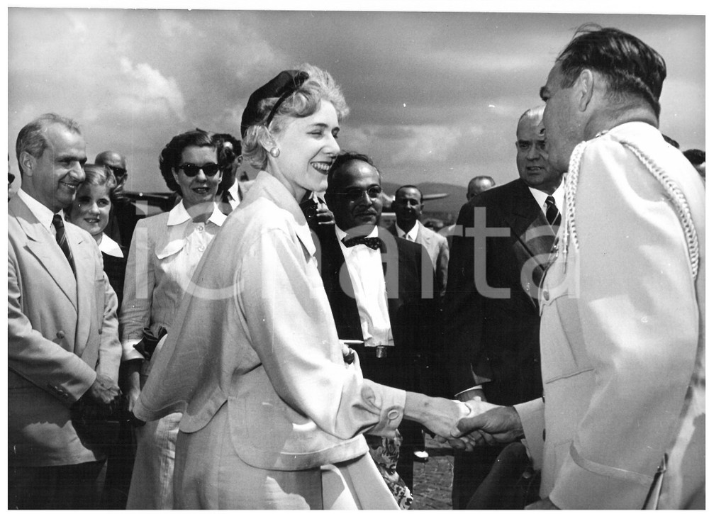 1954 ROMA Ciampino - Arrivo Clare BOOTHE LUCE ambasciatrice USA - Foto 18x13 cm Fotografia d'epoca con didascalia coeva al verso.  CONDIZIONI: FAIR (piegatura al centro; lievi sovraimpressioni CONDIZIONI: 18x13 cm    originale e autentica 1