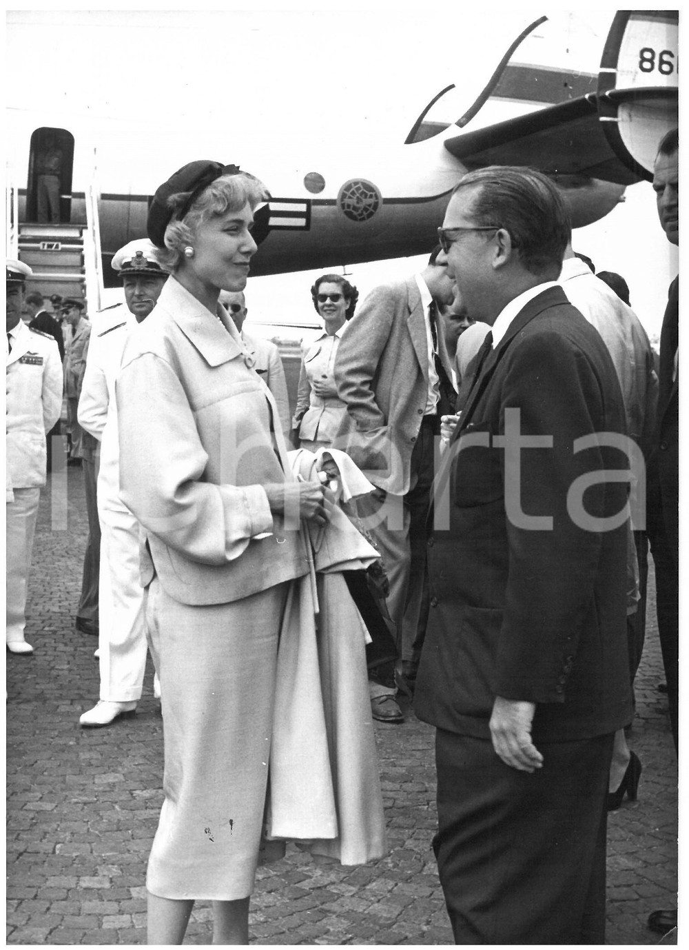 1954 ROMA Clare BOOTHE LUCE ambasciatrice USA all'aeroporto Ciampino *Foto 13x18 Fotografia d'epoca con didascalia coeva al verso.  CONDIZIONI: G (ma lieve sovraimpressione; didascalia al verso danneggiata) CONDIZIONI: 13x18 cm    originale e autentica 1