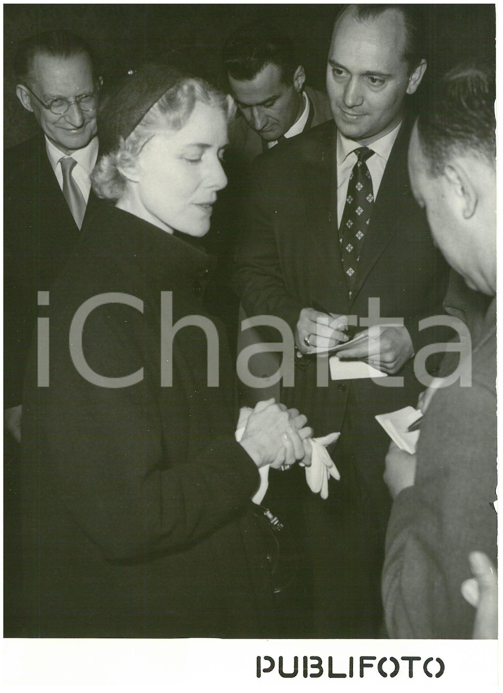 1953 ROMA Ambasciatrice USA Clare BOOTHE LUCE rilascia intervista ai giornalisti Fotografia d'epoca con didascalia coeva al verso.  CONDIZIONI: G (ma lieve ondulazione al margine inferiore; sovraimpressione al centro) CONDIZIONI: 13x18 cm    originale e autentica 1