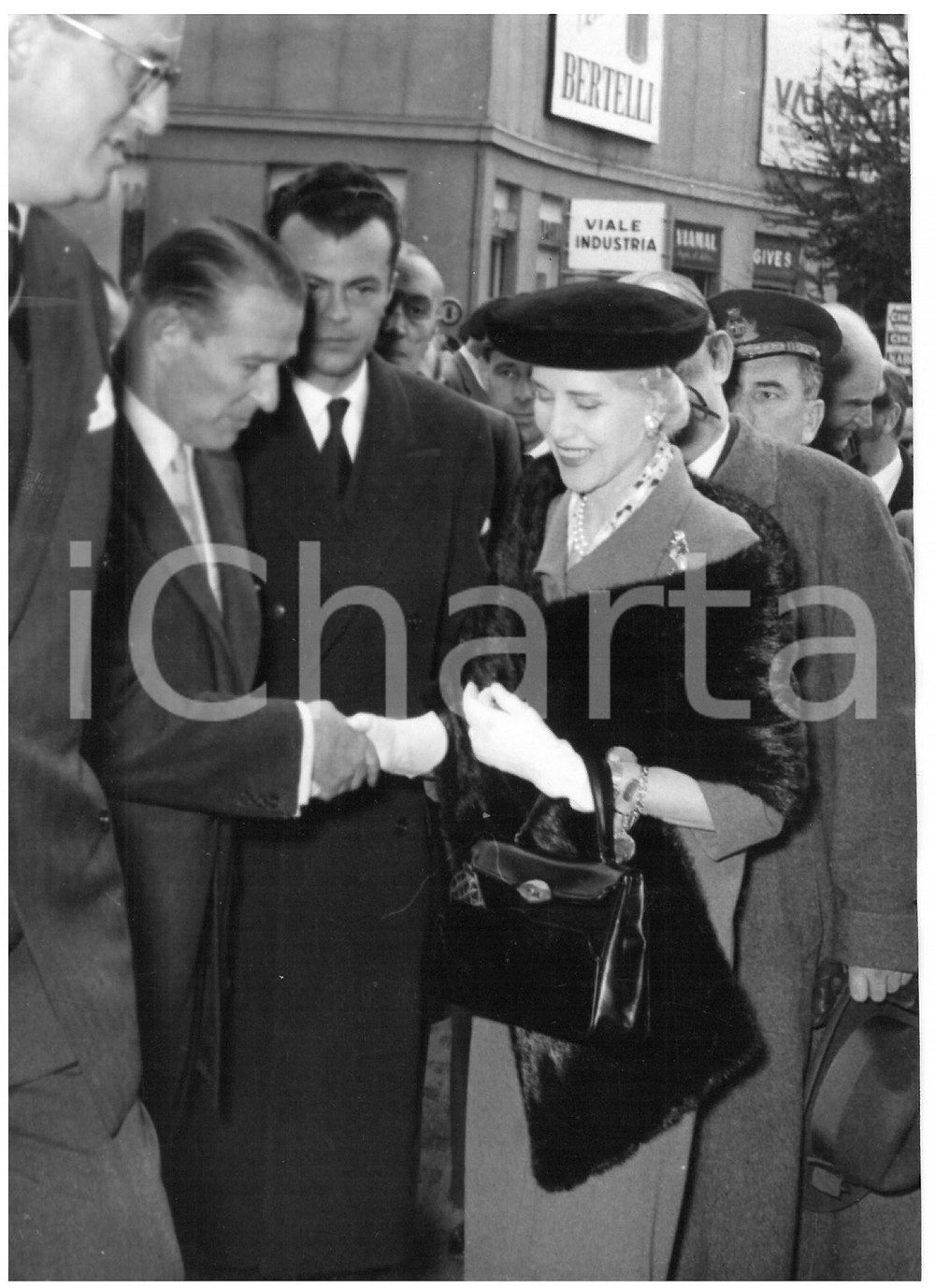 1956 MILANO Fiera campionaria - Clare BOOTHE LUCE in visita ufficiale *Foto  Fotografia d'epoca con didascalia coeva al verso.  CONDIZIONI: FAIR (ondulazione) CONDIZIONI: 13x18 cm    originale e autentica 1