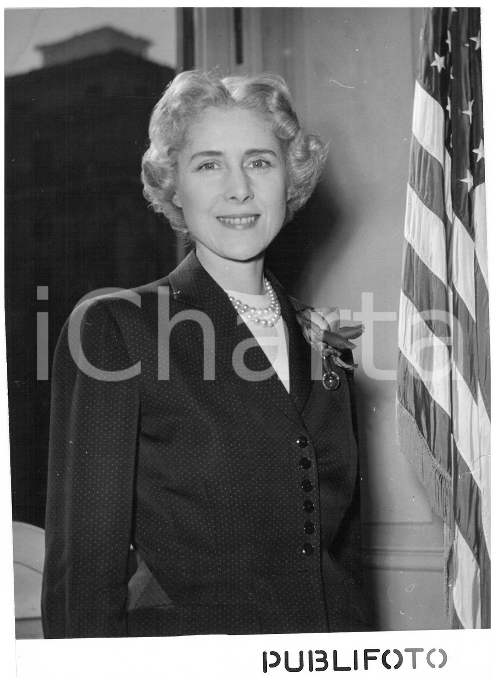 1953 ROMA Ambasciata USA - Ritratto di Clare BOOTHE LUCE *Foto 13x18 cm Fotografia d'epoca con didascalia coeva al verso.  CONDIZIONI: POOR (piegatura con strappo millimetrico al margine destro; sovraimpressione al margine inferiore) CONDIZIONI: 13x18 cm    originale e autentica 1