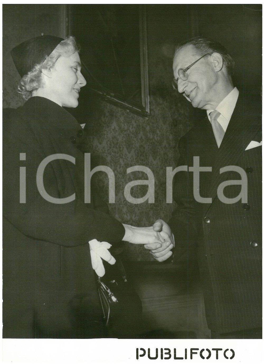 1953 ROMA Stretta di mano tra Clare BOOTHE LUCE e Alcide DE GASPERI *Foto 13x18 Fotografia d'epoca con didascalia coeva al verso.  CONDIZIONI: FAIR (ondulazione al margine sinistro; piccola piegatura al margine inferiore CONDIZIONI: 13x18 cm    originale e autentica 1