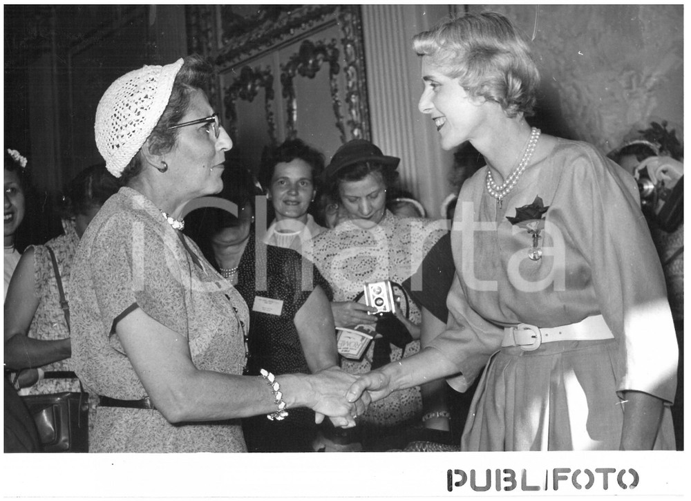 1953 ROMA Ambasciata USA - Clare BOOTHE LUCE riceve operaie GENERAL ELECTRIC Fotografia d'epoca con didascalia coeva al verso.  CONDIZIONI: FAIR (ondulazione al margine superiore; sovraimpressione circolare) CONDIZIONI: 18x13 cm    originale e autentica 1