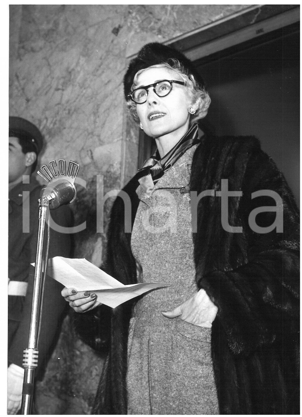 1956 ROMA Discorso di Clare BOOTHE LUCE ambasciatrice USA *Foto 13x18 cm Fotografia d'epoca con didascalia coeva al verso.  CONDIZIONI: G (ma lieve ondulazione al margine superiore) CONDIZIONI: 13x18 cm    originale e autentica 1