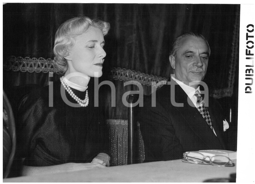 1953 ROMA - CISCI Clare BOOTHE LUCE con Pietro CAMPILLI *Foto 18x13 cm Fotografia d'epoca con didascalia coeva al verso.  CONDIZIONI: FAIR (ondulazione al margine superiore; sovraimpressione al margine sinistro) CONDIZIONI: 18x13 cm    originale e autentica 1