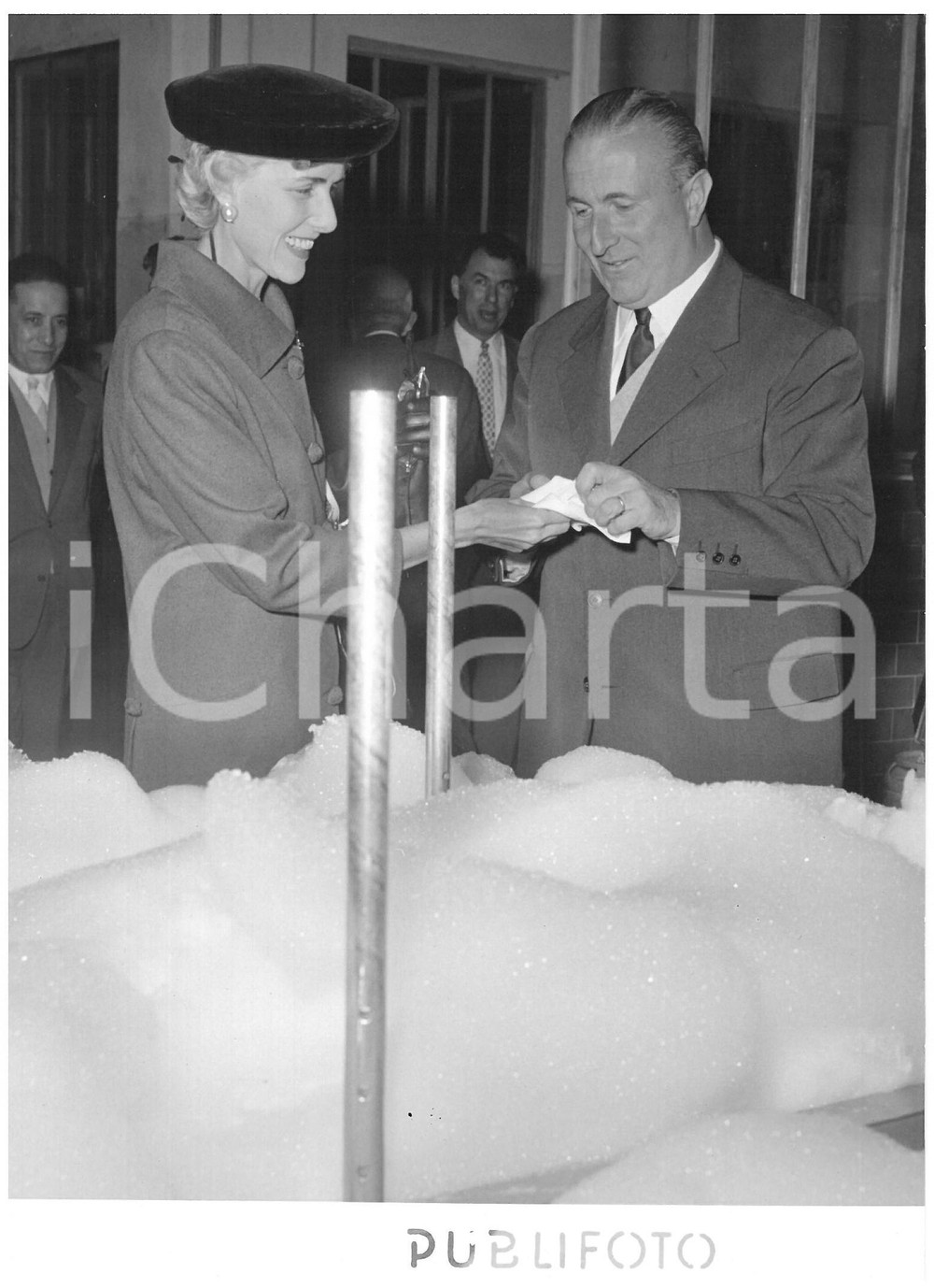 1956 SCHIO Lanificio Rossi - Clare BOOTHE LUCE visita la fabbrica *Foto 13x18 cm Fotografia d'epoca con didascalia coeva al verso.  CONDIZIONI: FAIR (ondulazione) CONDIZIONI: 13x18 cm    originale e autentica 1