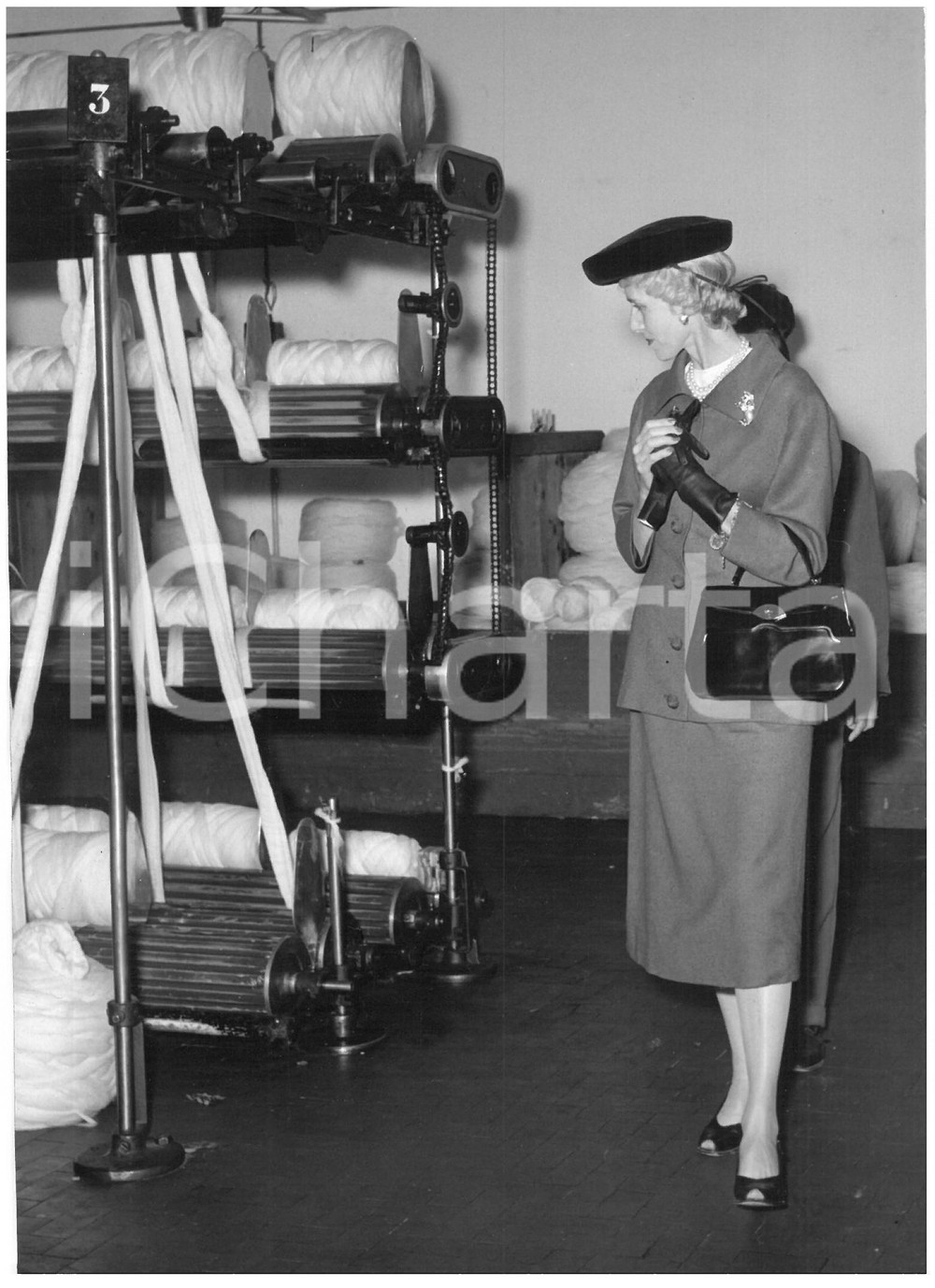 1956 SCHIO Lanificio Rossi - Clare BOOTHE LUCE in visita alla fabbrica - Foto Fotografia d'epoca con didascalia coeva al verso.  CONDIZIONI: FAIR (ondulazione) CONDIZIONI: 13x18 cm    originale e autentica 1