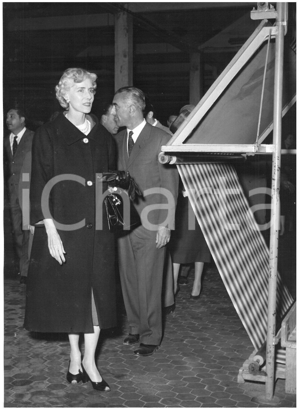 1956 SCHIO Lanificio Rossi - Clare BOOTHE LUCE osserva i macchinari - Foto 13x18