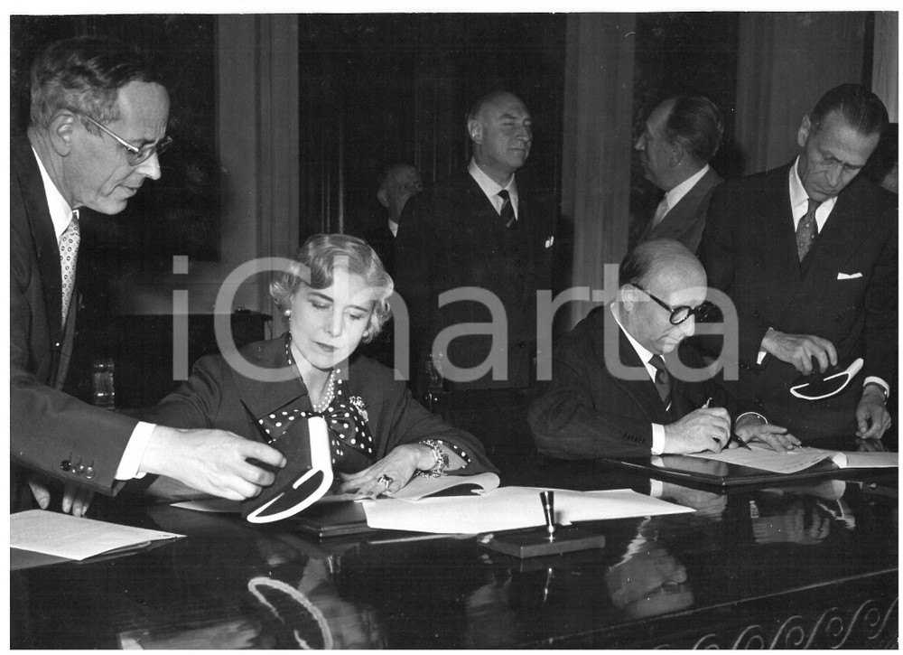 1955 ROMA Clare BOOTHE LUCE firma documento ufficiale con Mario SCELBA *Foto Fotografia d'epoca con didascalia coeva al verso.  CONDIZIONI: POOR (ondulazione e piccola mancanza di pellicola all'angolo inferiore destro; didascalia al verso danneggiata) CONDIZIONI: 18x13 cm    originale e autentica 1