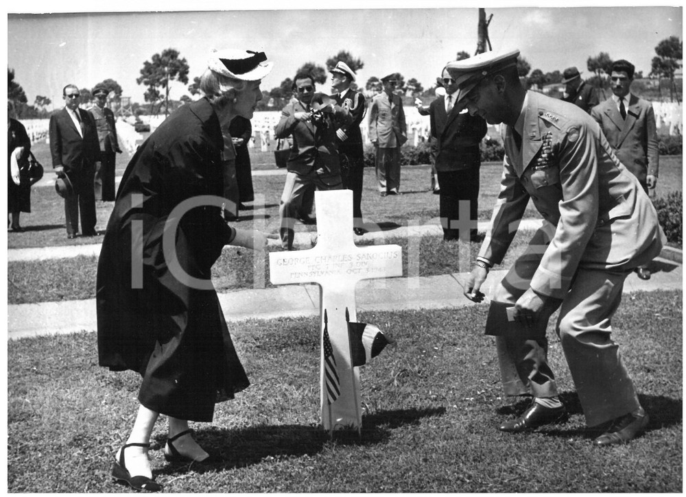 1954 ROMA - Cimitero di Nettuno WW2 - Clare BOOTHE LUCE con generale Mark CLARK
