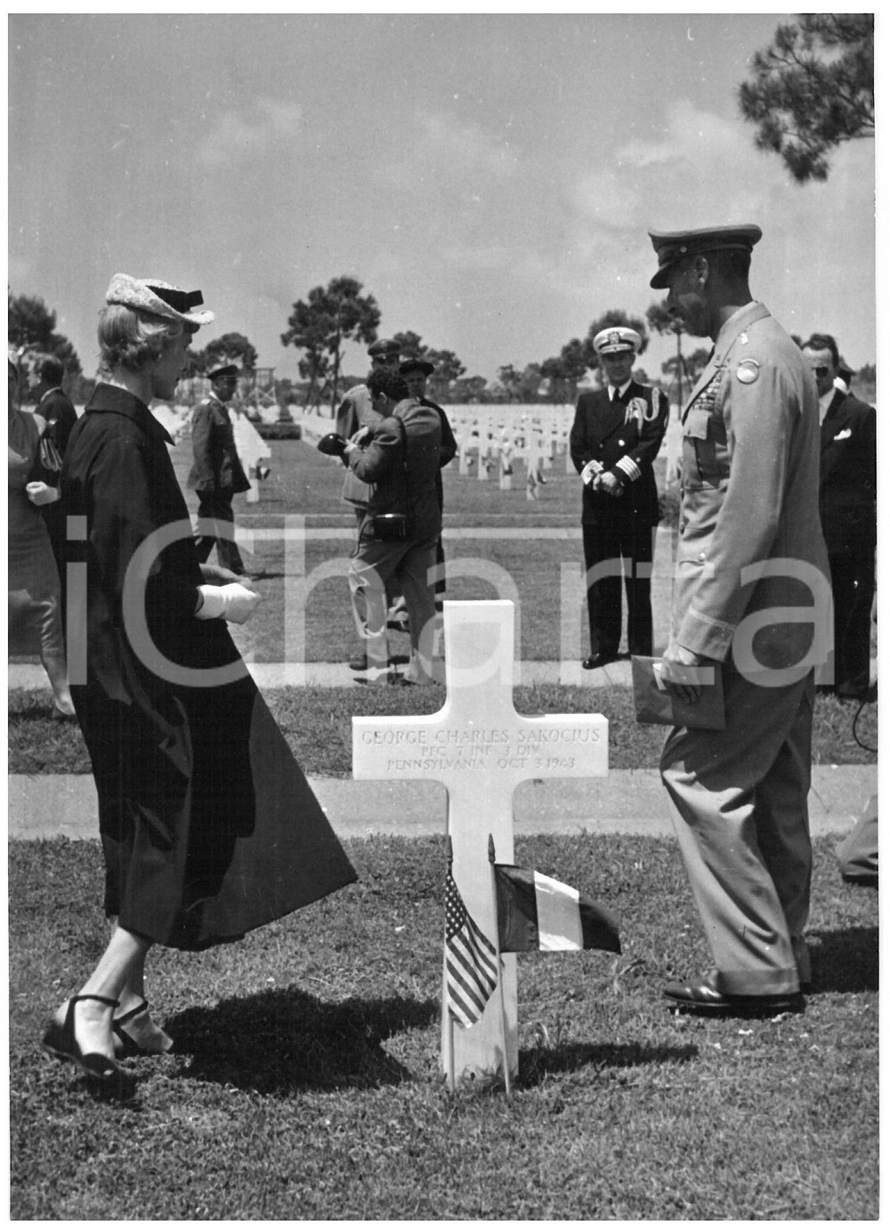 1954 ROMA Cimitero di Nettuno WW2 - Clare BOOTHE LUCE con generale Mark CLARK Fotografia d'epoca con didascalia coeva al verso.  CONDIZIONI: FAIR (ondulazione; piccola piegatura al margine sinistro) CONDIZIONI: 13x18 cm    originale e autentica 1
