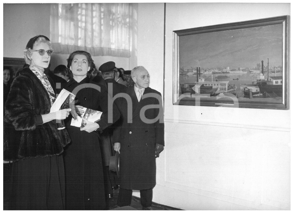 1954 ROMA Clare BOOTHE LUCE inaugura mostra di pittura americana *Foto 18x13 cm Fotografia d'epoca con didascalia coeva al verso.  CONDIZIONI: G (ma lieve ondulazione) CONDIZIONI: 18x13 cm    originale e autentica 1