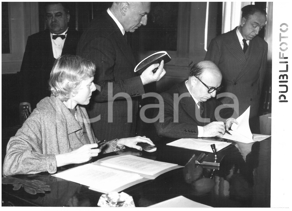 1955 ROMA Clare BOOTHE LUCE firma documento ufficiale con Mario SCELBA - Foto Fotografia d'epoca con didascalia coeva al verso.  CONDIZIONI: FAIR (sovraimpressioni; didascalia al verso danneggiata) CONDIZIONI: 18x13 cm    originale e autentica 1