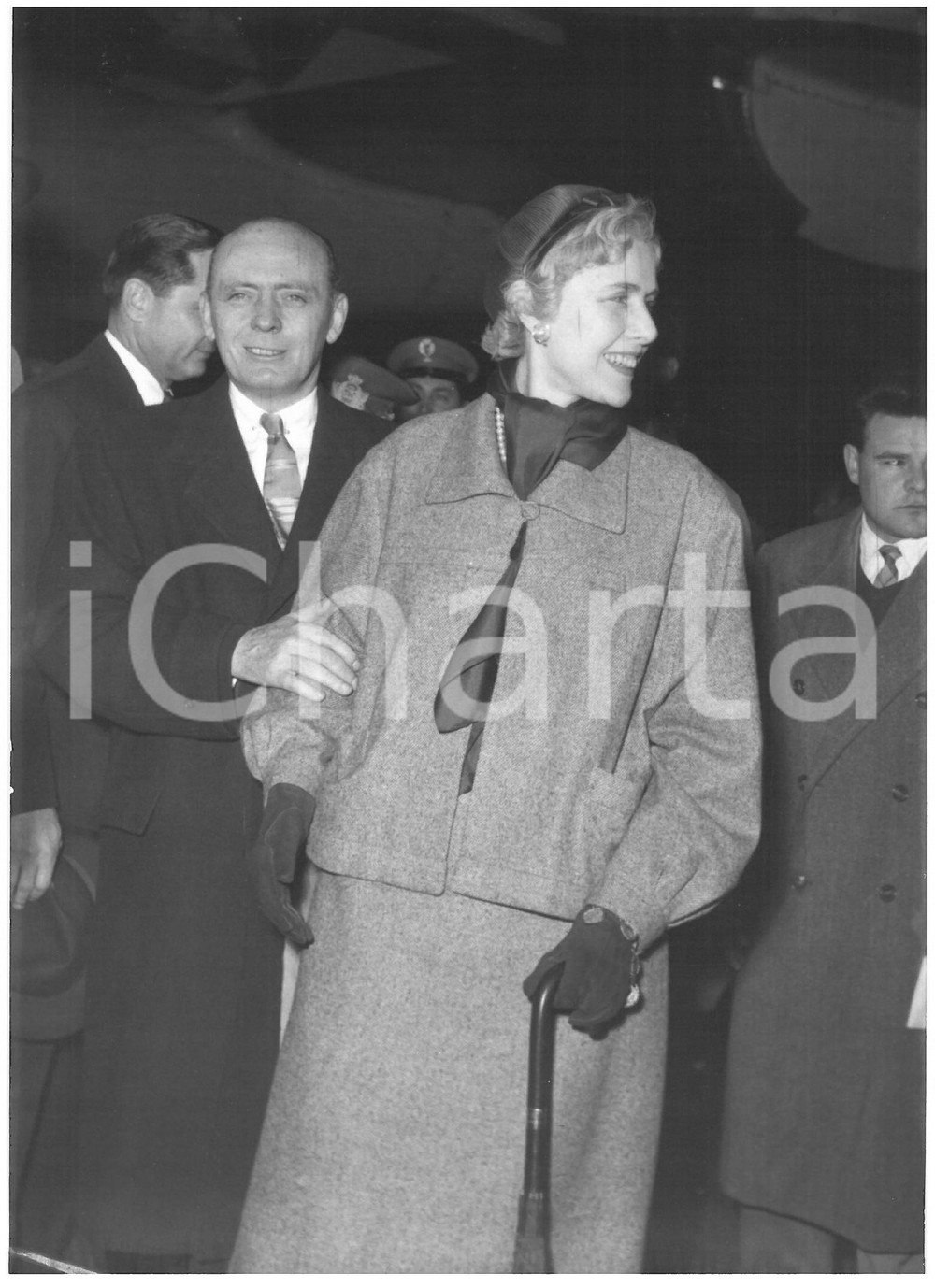1955 ROMA Ciampino - Clare BOOTHE LUCE in aeroporto *Fotografia 13x18 cm Fotografia d'epoca con didascalia coeva al verso.  CONDIZIONI: G (ma piccola piegatura al margine superiore) CONDIZIONI: 13x18 cm    originale e autentica 1