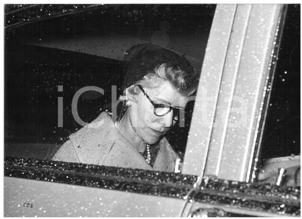 1956 ROMA Arrivo in auto Clare BOOTHE LUCE ambasciatrice USA *Foto 18x13 cm Fotografia d'epoca con didascalia coeva al verso.  CONDIZIONI: POOR (piegature al margine superiore) CONDIZIONI: 18x13 cm    originale e autentica 1