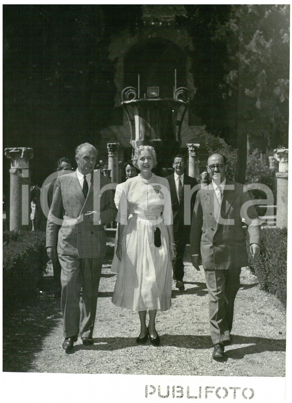1953 ROMA Terme di Diocleziano - Clare BOOTHE LUCE in visita - Foto 13x18 cm Fotografia d'epoca con didascalia coeva al verso.  CONDIZIONI: FAIR (ondulazione) CONDIZIONI: 13x18 cm    originale e autentica 1