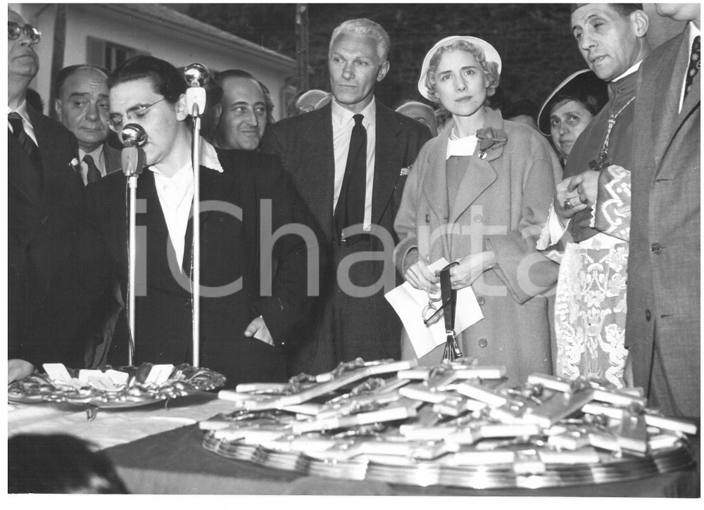 Fotografia d epoca originale 1953 SCILLA Villaggio UNRRA  Clare BOOTHE LUCE con il sindaco della cittÃ  Foto 1