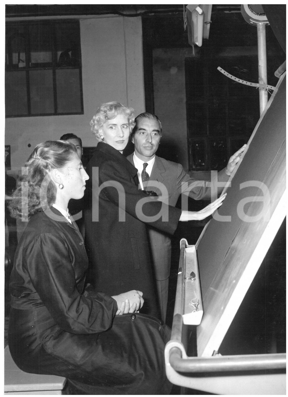 1956 SCHIO Lanificio Rossi - Clare BOOTHE LUCE in visita alla fabbrica *13x18 cm Fotografia d'epoca con didascalia coeva al verso.  CONDIZIONI: FAIR (ondulazione; minima traccia di inchiostro) CONDIZIONI: 13x18 cm    originale e autentica 1