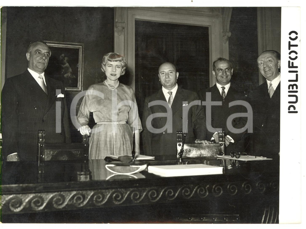 1954 ROMA Clare BOOTHE LUCE con il presidente Mario SCELBA *Foto 18x13 cm Fotografia d'epoca con didascalia coeva al verso.  CONDIZIONI: FAIR (ondulazione al margine superiore; piccola sovraimpressione) CONDIZIONI: 18x13 cm    originale e autentica 1