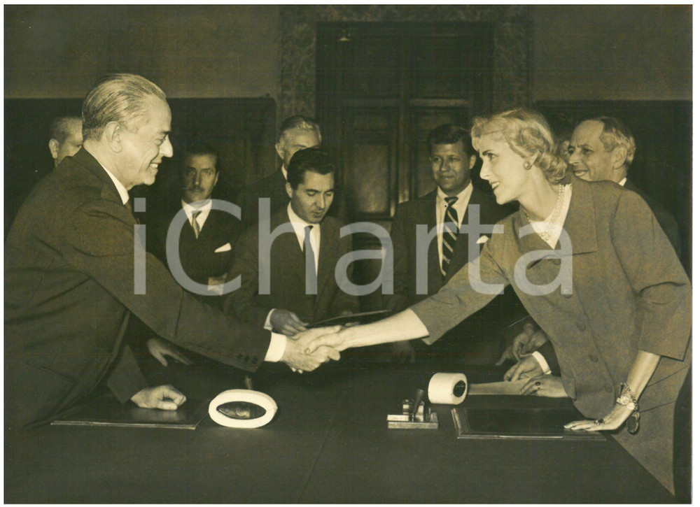 1956 ROMA Clare BOOTHE LUCE e Gaetano MARTINO stringono accordo economico *Foto Fotografia d'epoca con didascalia coeva al verso.  CONDIZIONI: FAIR (alone diffuso; piccola piegatura) CONDIZIONI: 18x13 cm    originale e autentica 1