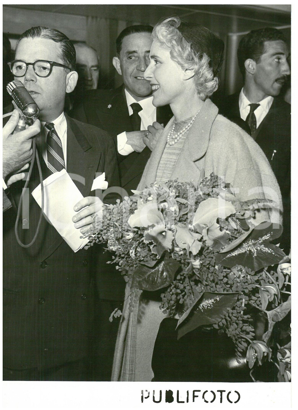1953 NAPOLI Clare BOOTHE LUCE riceve omaggio floreale *Foto 13x18 cm