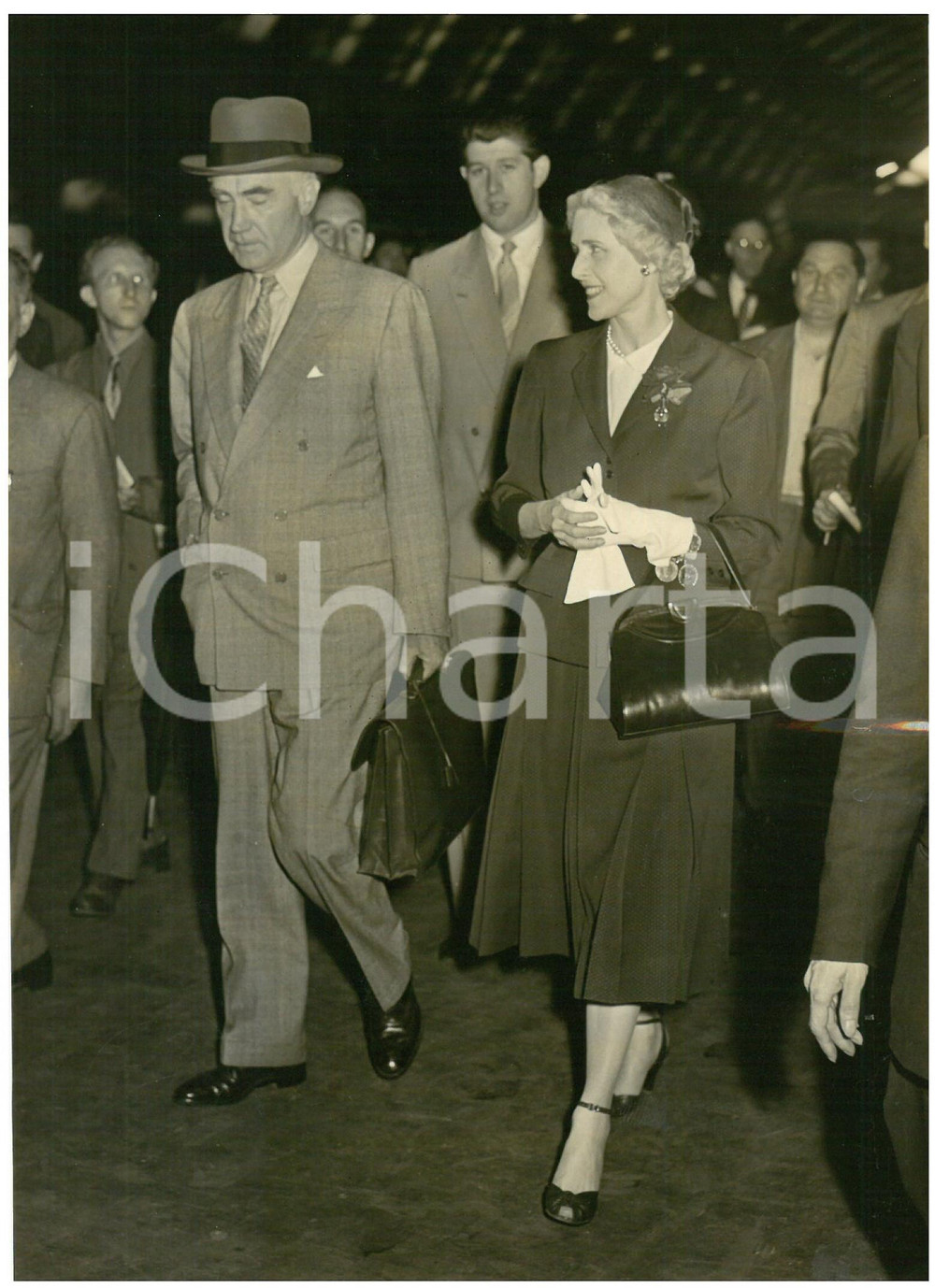1956 MILANO Arrivo di Clare BOOTHE LUCE ambasciatrice USA - Fotografia 13x18 cm Fotografia d'epoca con didascalia coeva al verso.  CONDIZIONI: FAIR (ondulazione al margine destro) CONDIZIONI: 13x18 cm    originale e autentica 1