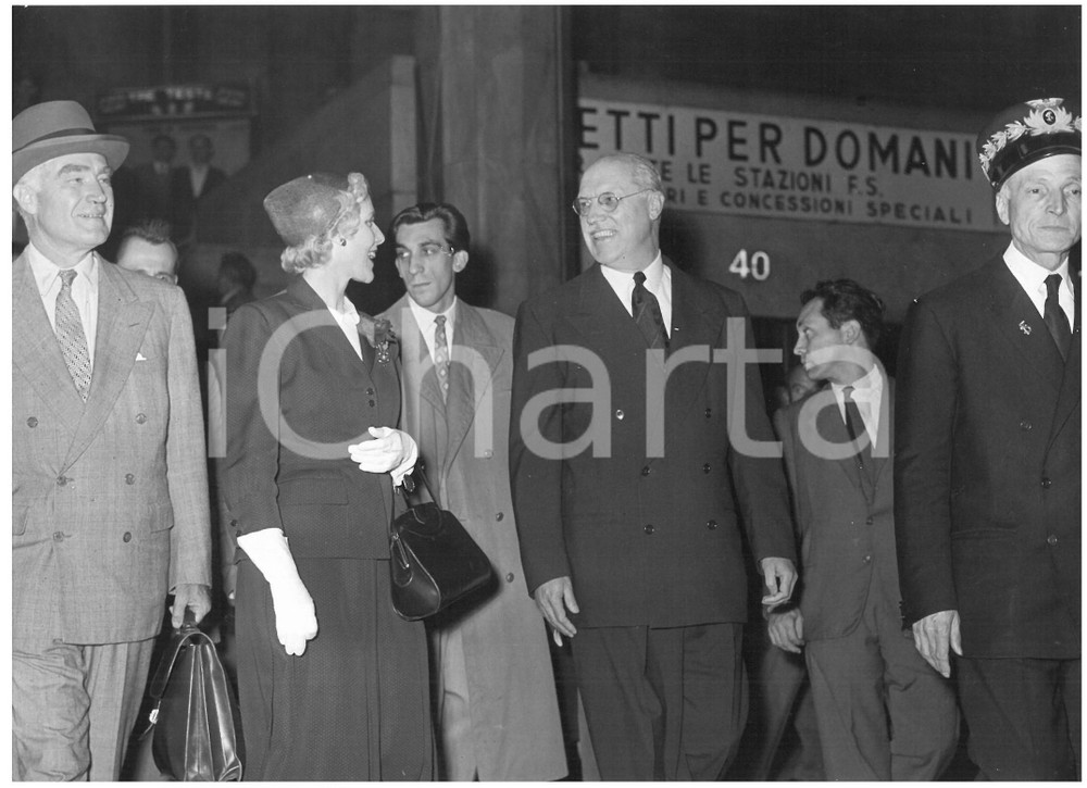 1956 MILANO Arrivo di Clare BOOTHE LUCE in stazione *Foto 18x13 cm Fotografia d'epoca con didascalia coeva al verso.  CONDIZIONI: G (ma lieve sovraimpressione al margine inferiore) CONDIZIONI: 18x13 cm    originale e autentica 1