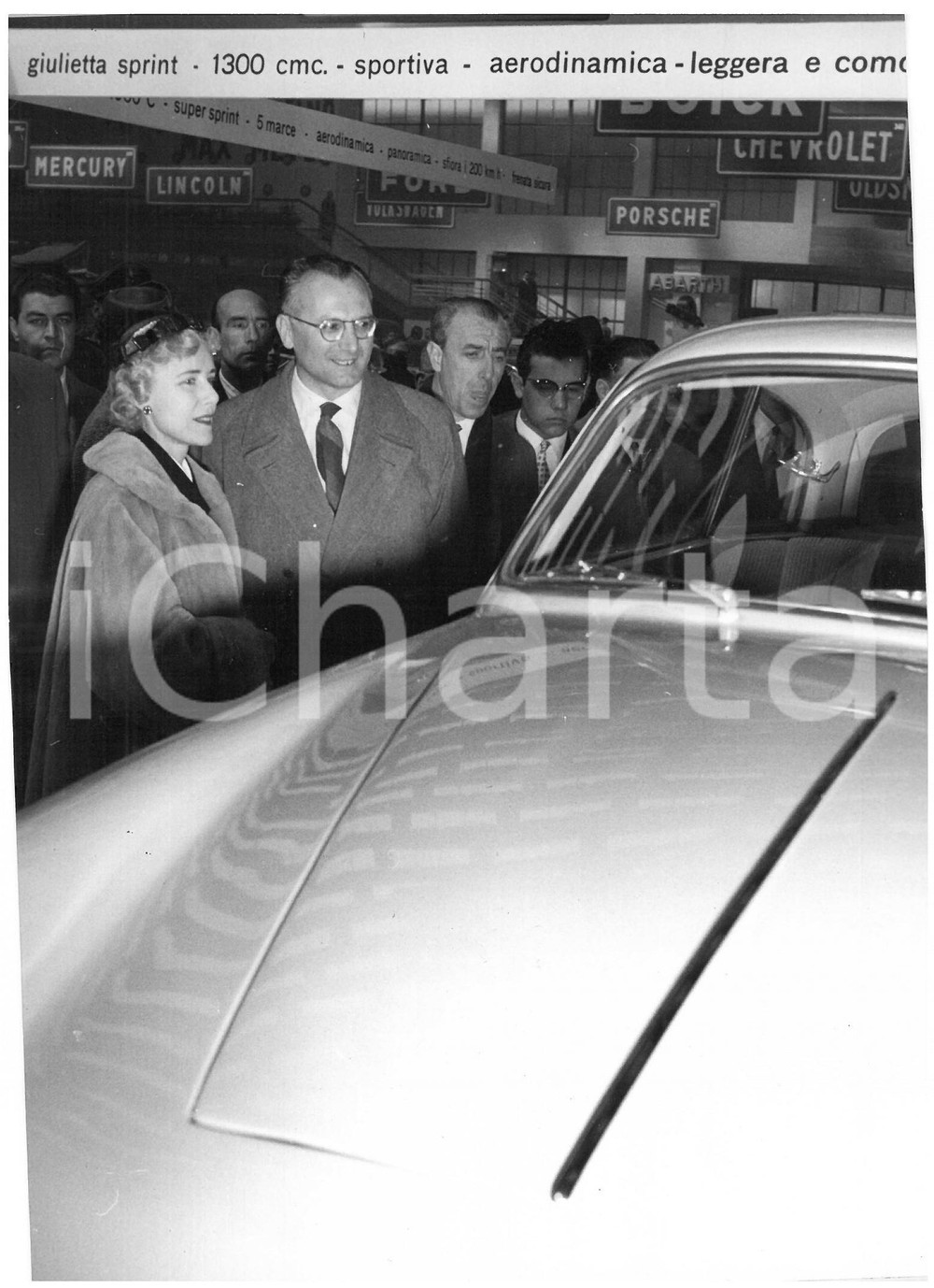 1954 TORINO 36Â° Salone dell'Automobile - Clare BOOTHE LUCE in visita ufficiale Fotografia d'epoca con didascalia coeva al verso.  CONDIZIONI: FAIR (ondulazione al centro; sovraimpressione circolare) CONDIZIONI: 13x18 cm     originale e autentica 1