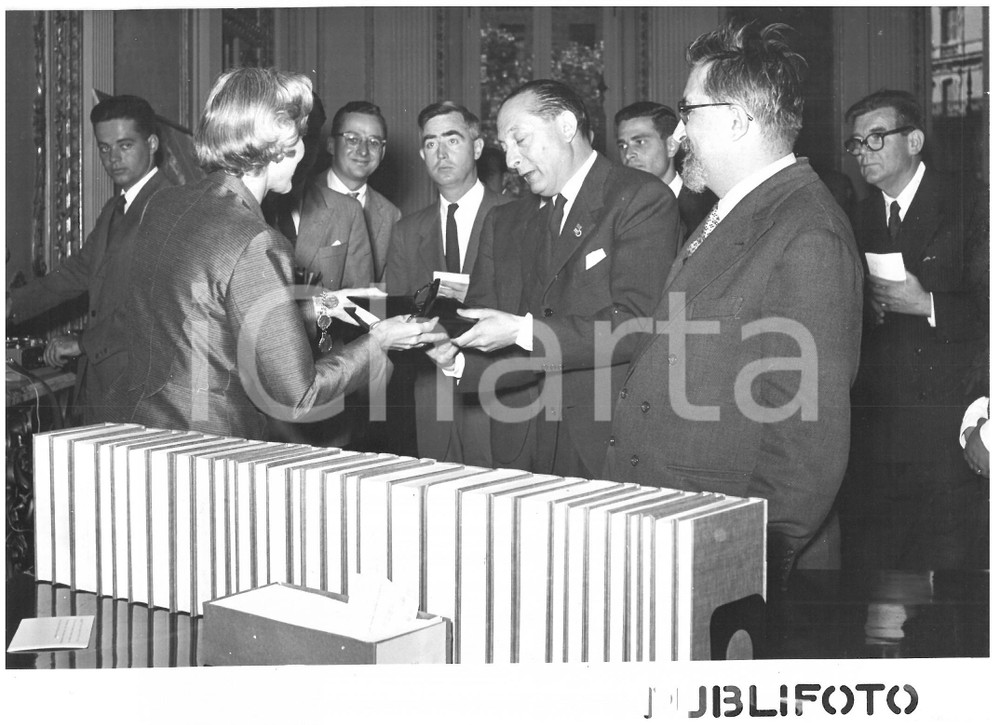 1955 ROMA Clare BOOTHE LUCE consegna ad Alberto FOLCHI la "Biblioteca atomica" Fotografia d'epoca con didascalia coeva al verso.  CONDIZIONI: FAIR (ondulazione; piccola sovraimpressione) CONDIZIONI: 18x13 cm    originale e autentica 1