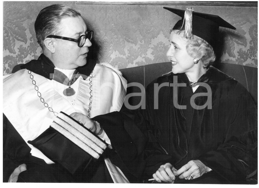 Fotografia d epoca originale 1955 ca UNIVERSITÃ€ BOLOGNA Clare BOOTHE LUCE con tradizionale toga universitaria 1