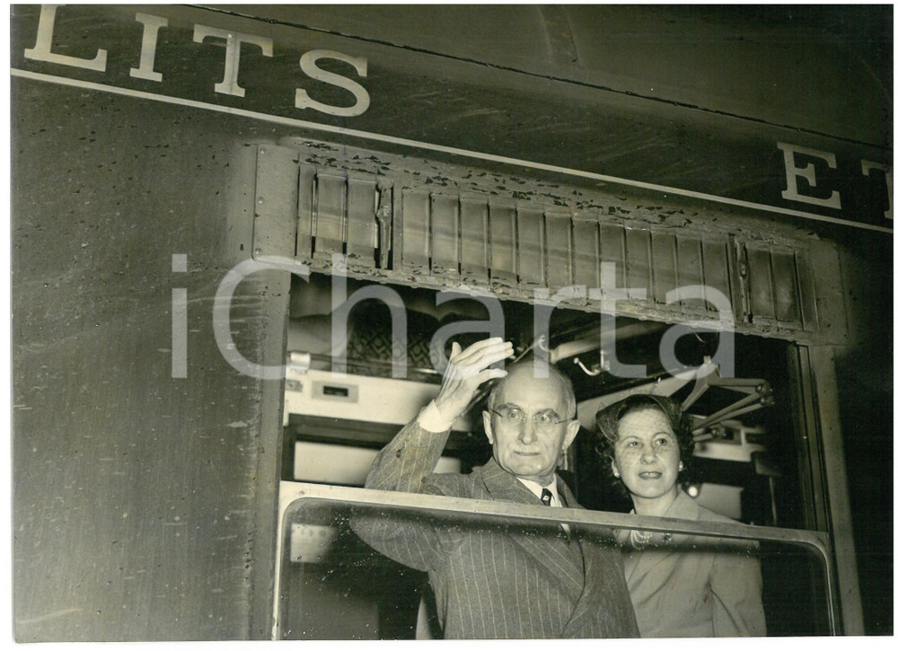 1955 TORINO Luigi EINAUDI in partenza per Oxford con la moglie Ida *Foto 18x13 Fotografia d'epoca con didascalia coeva al verso.  CONDIZIONI: G (ma lievi sovraimpressioni; ondulazione al margine superiore) CONDIZIONI: 18x13 cm    originale e autentica 1