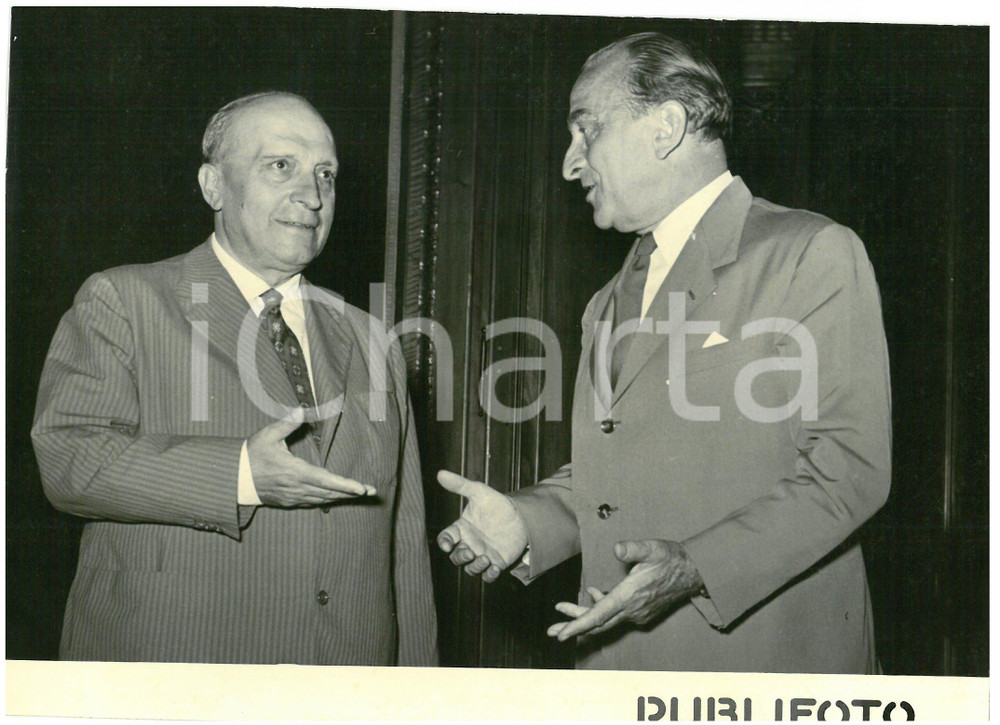 1953 ROMA Attilio PICCIONI a colloquio con Cesare MERZAGORA *Foto 18x13 cm Fotografia d'epoca con didascalia coeva al verso.  CONDIZIONI: G (ma lieve ondulazione al margine superiore) CONDIZIONI: 18x13 cm    originale e autentica 1