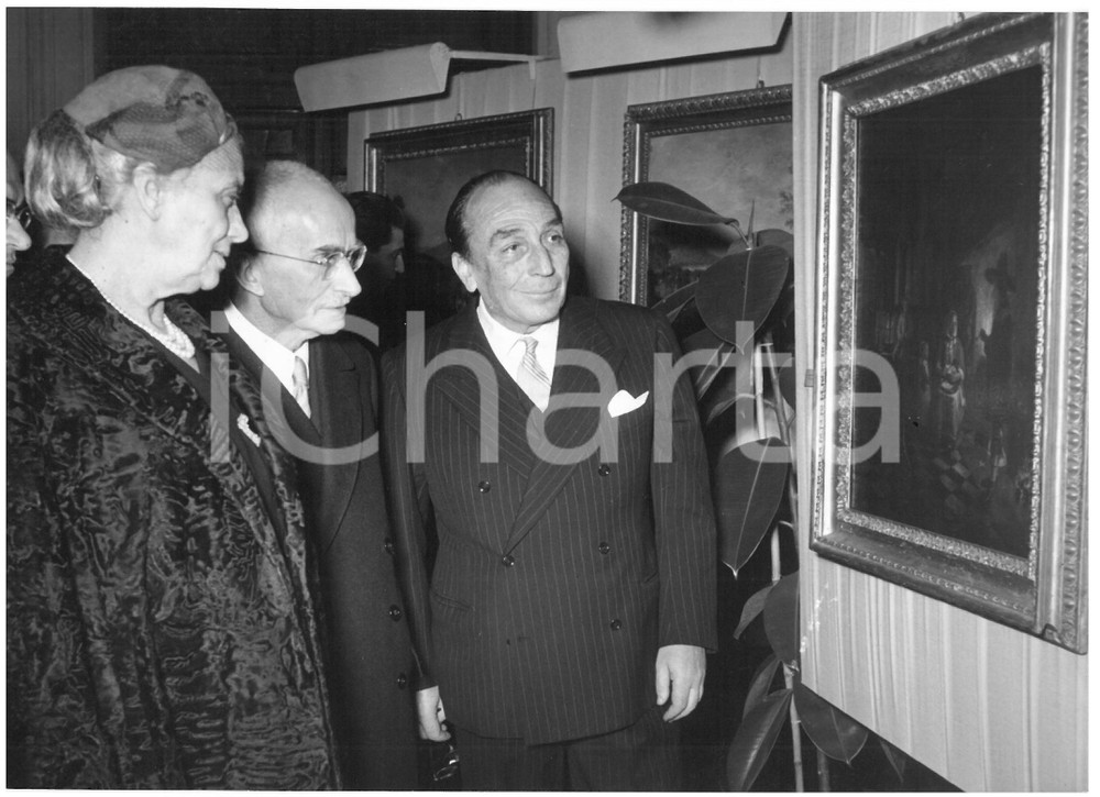 1955 ROMA Galleria Palazzo Barberini - Luigi EINAUDI in visita *Foto 18x13 cm Fotografia d'epoca con didascalia coeva al verso.  CONDIZIONI: G (ma lievi sovraimpressioni) CONDIZIONI: 18x13 cm    originale e autentica 1