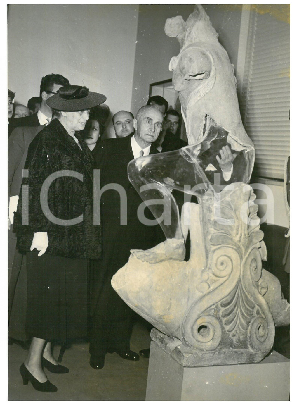 1955 ROMA Villa Giulia - Luigi EINAUDI inaugura sezione etrusca *Foto 13x18 cm Fotografia d'epoca con didascalia coeva al verso.  CONDIZIONI: FAIR (piccola piegatura al margine sinistro; aloni al margine destro) CONDIZIONI: 13x18 cm    originale e autentica 1