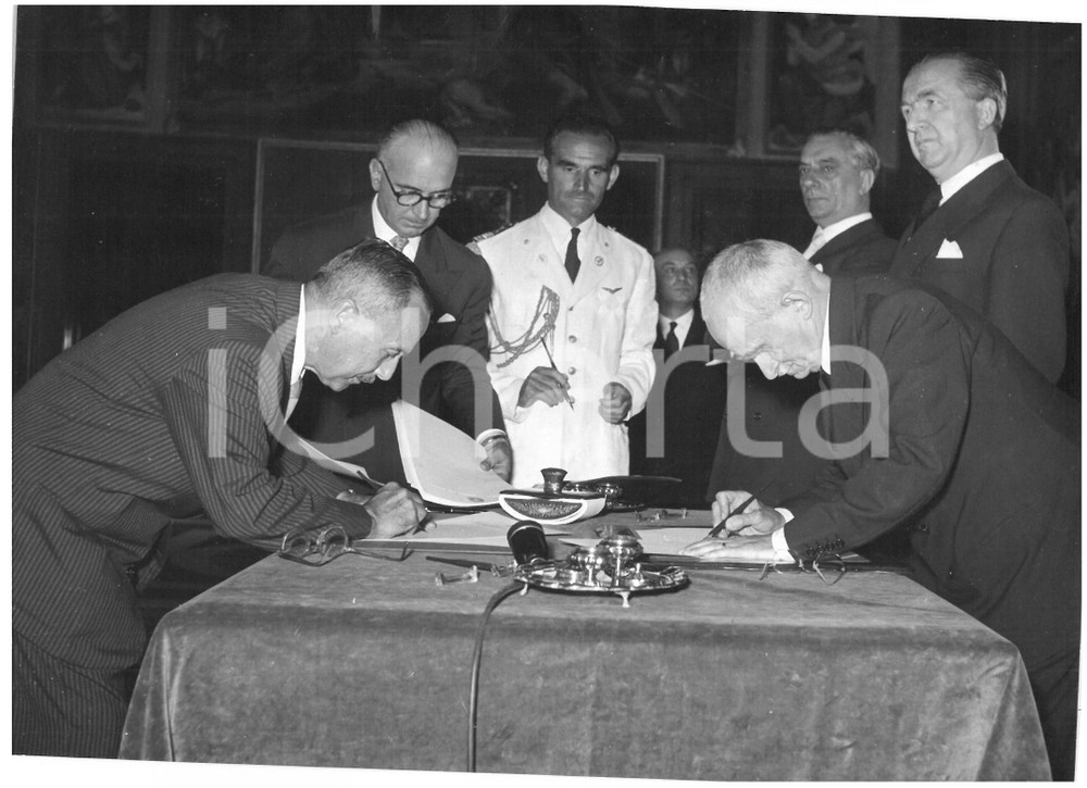 1953 ROMA Antonio AZARA giura nelle mani di Luigi EINAUDI *Foto 18x13 cm Fotografia d'epoca con didascalia coeva al verso.  CONDIZIONI: G (ma lieve ondulazione) CONDIZIONI: 18x13 cm    originale e autentica 1