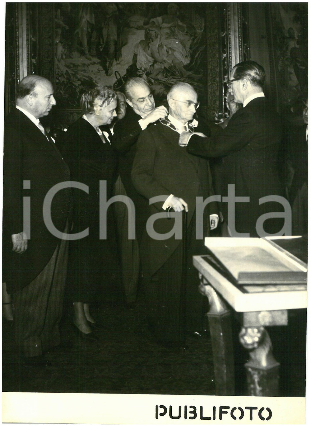 Fotografia d epoca originale 1954 ROMA JerÃ³nimo REMORINO consegna a Luigi EINAUDI decorazione argentina Foto 1